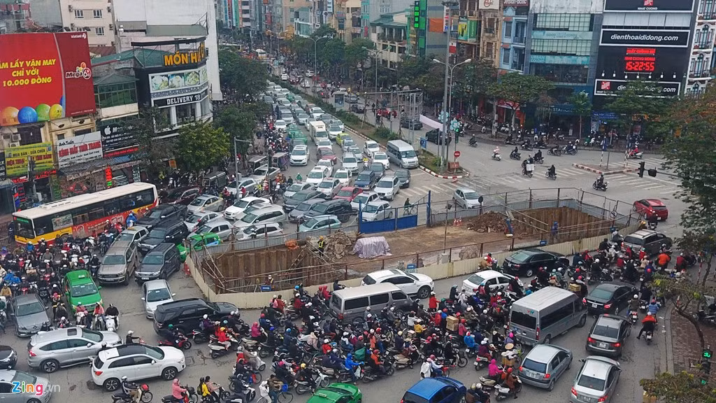 Tương tự, ôtô, xe máy từ hướng đường Xuân Thủy và Trần Thái Tông phải đi vào nút thắt cổ chai phía cuối đường Cầu Giấy nếu muốn tiến thẳng về phía Nguyễn Phong Sắc.
