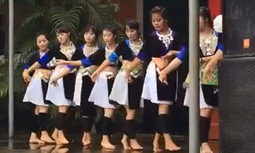 Tranh cai dieu mua tren nen nhac Hoa tai le khai giang