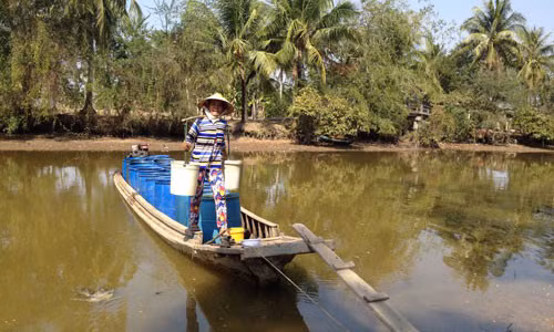 Đời sống người dân xã Biển Bạch còn rất khó khăn nhưng phải chi nhiều tiền mua nước sinh hoạt với giá đắt đỏ.