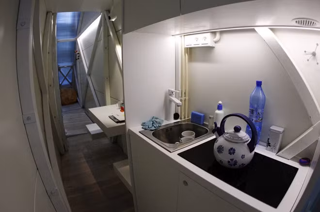 Keret chỉ đến căn hộ này hai lần mỗi năm, còn lại, ông mở cửa đón khách tham quan và cho những nghệ sĩ, nhà văn khác lưu trú trong thời gian ngắn.