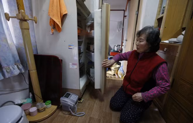 Bà Kong Kyung-soon, 73 tuổi, sống trong căn hộ chật hẹp có diện tích sống chỉ gần 2m2. Với toilet và bếp riêng bên ngoài.