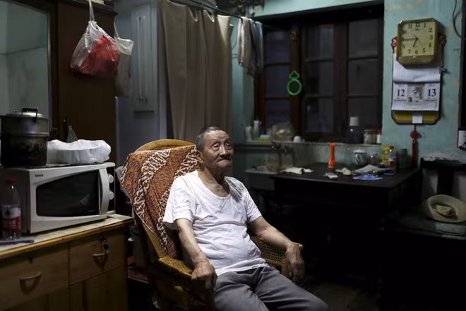 Cụ Wang Cunchung, 90 tuổi, đã sống với đứa con trai 60 tuổi của mình trong một căn nhà chật hẹp chỉ hơn 9m2 tại Thượng Hải, Trung Quốc.