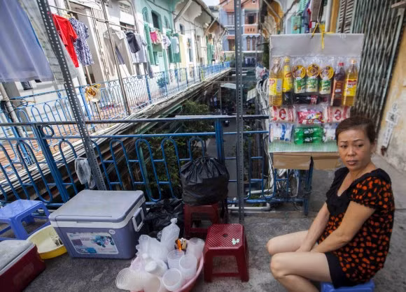 Người dân sống trong khu chung cư tận dụng hành lang để buôn bán.