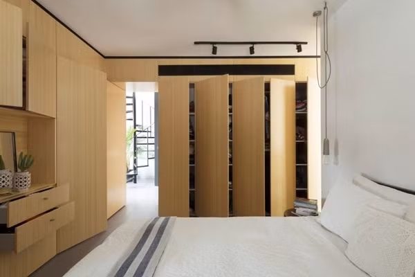 Phía bên cạnh gia chủ cũng bố trí thêm tủ với nhiều ngăn dạng kệ, là nơi để vô số những đồ đạc được lưu trữ gọn gàng, ngay ngắn. Màu sắc tươi tắn, gần gũi của chất liệu gỗ cũng mang đến không gian cảm giác ấm cúng, bình yên hơn.