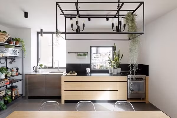 Những đường viền nội thất được sử dụng màu đen để tăng thêm nét đẹp cá tính, sinh động cho từng góc nhỏ. Mọi điểm nhấn đều nhằm giúp không gian thêm xinh tươi, dịu dàng và không kém phần hiện đại, tiện ích cho người sử dụng.