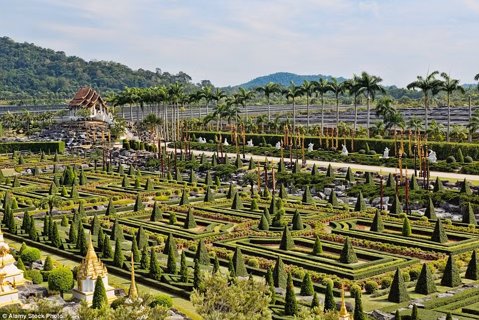 Vườn thực vật nhiệt đới Nong Nooch, Thái Lan: Ban đầu là vườn cây ăn quả, Nong Nooch được chuyển đổi thành vườn thực vật vào năm 1980, với nhiều khu nhỏ lấy cảm hứng từ các vùng khác nhau trên thế giới.