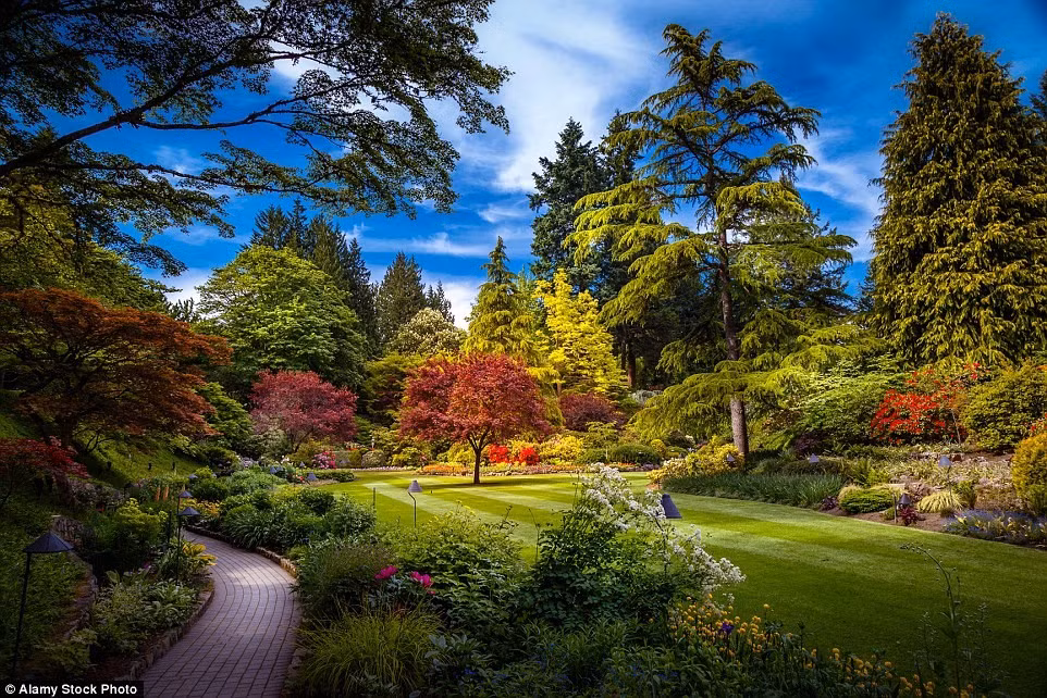 Vườn Butchart, British Columbia, Canada: Nằm trên đảo Vancouver, khu danh thắng này thực chất là một loạt vườn độc lập. Khu vườn đầu tiên do Jennie Butchart thực hiện trên một mỏ đá vôi cũ.