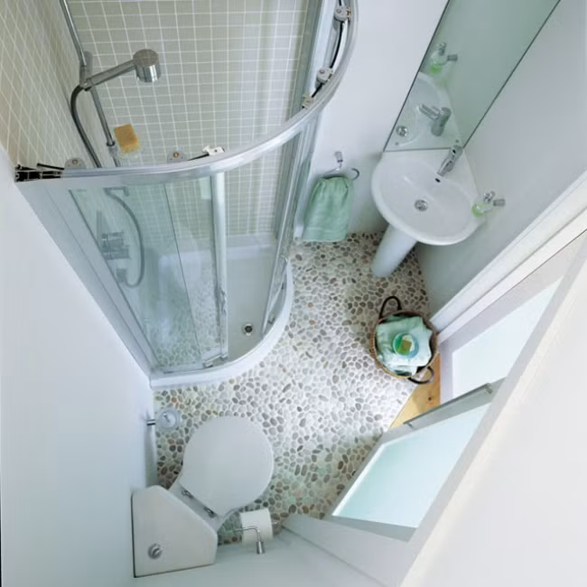 8. Tận dụng triệt để không gian trống ở các góc Cần xác định chính xác vị trí để đặt mua các phụ kiện phòng tắm như bồn rửa, bồn tắm được thiết kế đặc biệt để phù hợp các góc căn phòng. Nhờ vậy, bạn sẽ tận dụng tối đa không gian các góc, nơi mà có thể dễ dàng bị lãng phí không dùng đến.