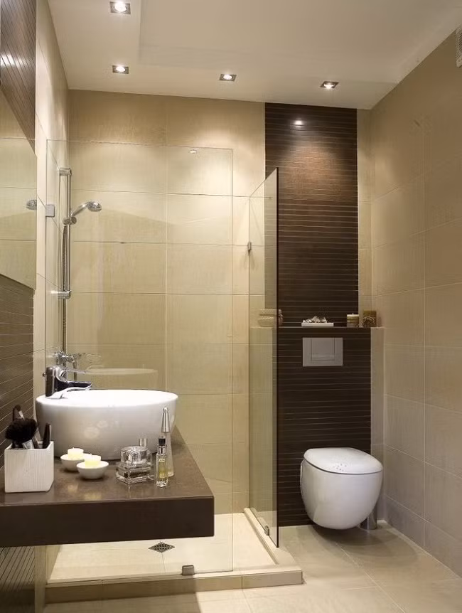 10. Sàn rộng rãi Cố gắng tránh sử dụng quá nhiều không gian trên sàn để đặt các phụ kiện. Thay vào đó bạn có thể gắn vào tường. Nếu chia vách phòng tắm, bạn nhớ dùng tường bằng kính trong suốt. Nó sẽ bổ sung cảm giác không gian lớn hơn, được tạo ra bởi phần sàn trống không.