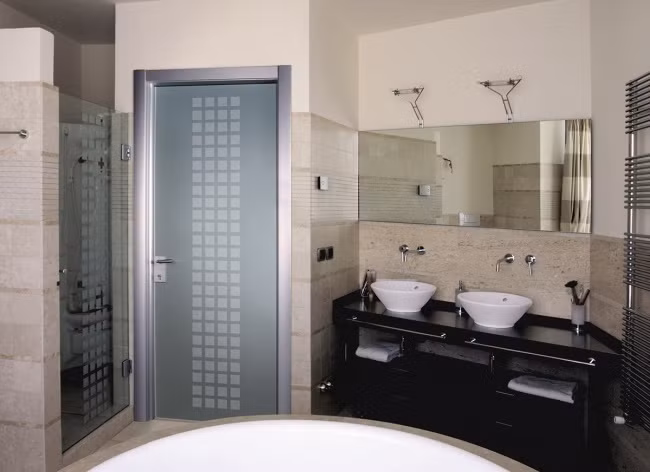6. Dùng cửa kính Cánh cửa với lớp kính mờ cho phép ánh sáng bổ sung, tăng cường ấn tượng thị giác. Rõ ràng giữa một cách cửa kín mít sẽ khiến các không gian hoàn toàn bị cắt đứt, phân chia riêng biệt, nhưng với cửa kính, 2 khoảng không gian vẫn có sự liên kết, vì vậy bạn sẽ có ấn tượng rộng hơn.