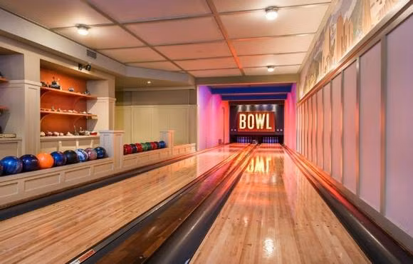 Phòng chơi bowling trong biệt thự của Lady Gaga.