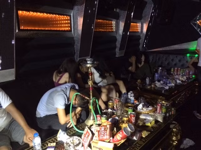 Tại thời điểm kiểm tra, gần 24 phòng từ tầng 2 đến tầng 9 của quán karaoke đều chật cứng dân chơi và chân dài đang hò hát, nhảy múa. Ảnh: CAND.