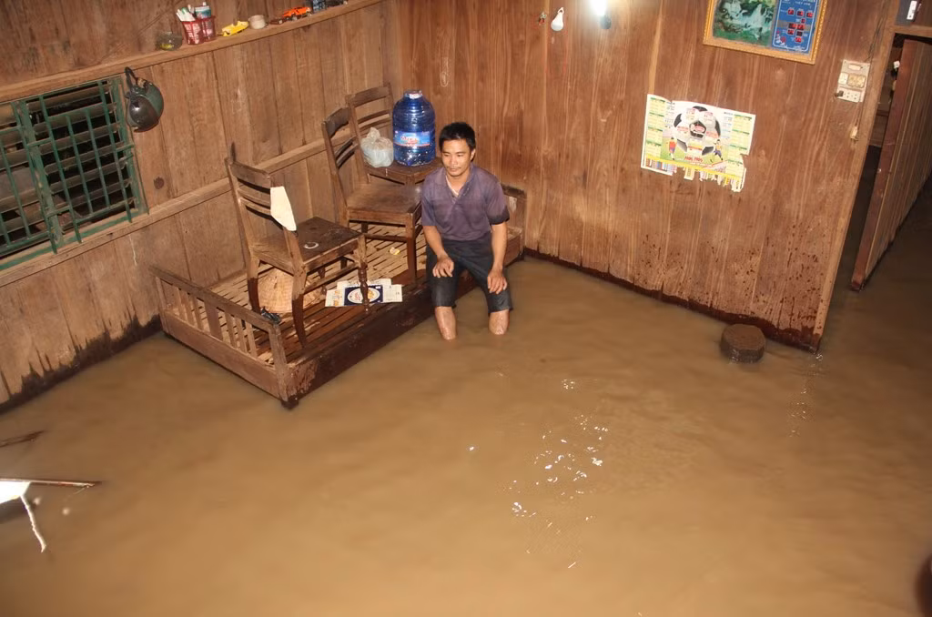 Theo anh Thiện, khoảng 3h ngày 27/6 gia đình đang ngủ thì nước tràn vào. "Cả nhà hối hả đưa đồ đạc lên gác và khu vực cao. Vợ và 2 con đang ở tạm nhà người thân còn tôi ở lại trông đồ", anh Thiện nói.