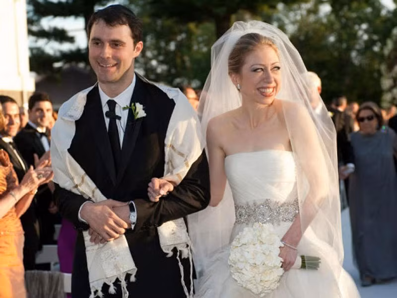. Doanh nhân Marc Mezvinsky kết hôn với con gái của cựu Tổng thống Mỹ - Bill Clinton là Chelsea Clinton vào năm 2010 – 5 triệu USD.
