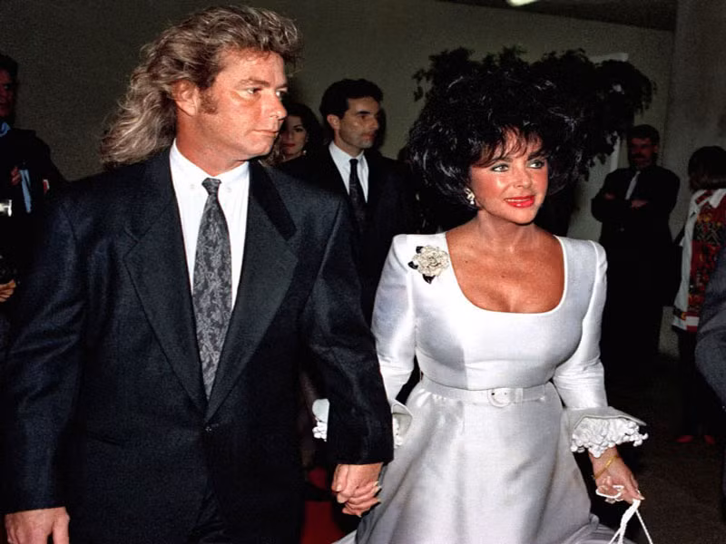 10. Thợ xây Larry Fortensky kết hôn với nữ diễn viên Elizabeth Taylor vào năm 1991 – 2.5 triệu USD.