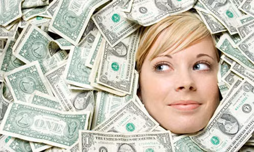  Tuổi Dậu: Sang năm sẽ là năm tuổi của người tuổi Dậu, cho nên bắt đầu từ giữa năm nay tài vận của con giáp này đã có sự biến động thất thường. Thời điểm vận số tốt thì tiền lương lẫn tiền tích góp đều nhiều gấp bình thường vài lần, nhưng thời điểm vận số chuyển xấu thì đúng là thu không đủ chi.