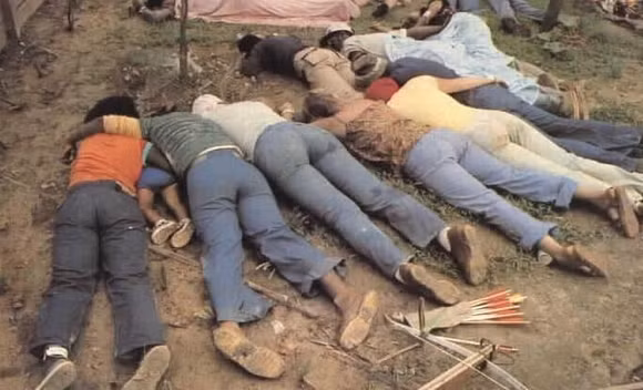 Jonestown Jonestown là một tổ chức tôn giáo được lãnh đạo bởi Jim Jones. Jim Jones nói rằng đây là một phong trào giúp người khác khi cần. Nhưng rồi, Jones gây ra sự hoảng loạn lớn cho các thành viên khi nói rằng họ sẽ bị bắt và tra tấn. Do đó, hắn khuyến khích mọi người tự tử. Có tổng cộng 912 thành viên của Jonestown đã uống nước trái cây độc tự tử. Trong số đó có 276 trẻ em. Jones đã chết vì vết thương do đạn bắn vào đầu.