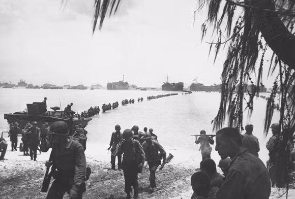 Saipan, Nhật Bản Trong tháng sáu năm 1944, khi lính Mỹ đổ bộ lên Saipan, họ đã có một cuộc chiến dài với quân đội và người dân địa phương. Vào thời điểm biết được quân đội Nhật Bản sắp thất thủ, những người lính tại quốc gia này coi tự sát là hành động vinh quang hơn đầu hàng. Mặc dù quân Mỹ đã cung cấp thực phẩm và sự an toàn cho người Nhật nhưng việc tự sát tập thể vẫn diễn ra. Hàng ngàn người ở đây đã tự tử bằng cách gieo mình xuống 1 vách đá mà giờ đây nó được gọi với cái tên ‘vách đá tự tử’. Người ta không thể biết rằng đã có chính xác bao nhiêu người chết. Tuy vậy, ước tính rằng có khoảng 10.000 người đã thiệt mạng trong vụ việc này.
