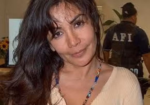 Sandra Ávila Beltrán Sandra Ávila Beltrán, sinh ngày 11/10/1960 và có biệt danh ‘Nữ hoàng Thái Bình Dương’ khi trở thành thủ lĩnh của một băng đảng ma túy ở Mexico. Kiều nữ xã hội đen này đã kết hôn 2 lần. Cả 2 người chồng đó đều là cựu cảnh sát quay ra buôn bán ma túy và cuối cùng bị giết. Năm 2007, Beltrán bị buộc tội buôn bán ma túy, sở hữu vũ khí bất hợp pháp và rửa tiền.