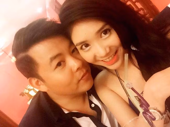 Có bạn gái gợi cảm trẻ trung như thế này mà lại yêu xa nên Quang Lê luôn dành cho hot girl 9x này những lời tình tứ ngọt ngào. Dịp đầu năm, không thể ở bên nhau, Quang Lê đã đăng ảnh bạn gái cùng lời nhắn nhủ: "Anh chúc em năm mới ngập tràn yêu thương, đi đâu cũng nhớ đến,và anh cũng như thế, kiss".
