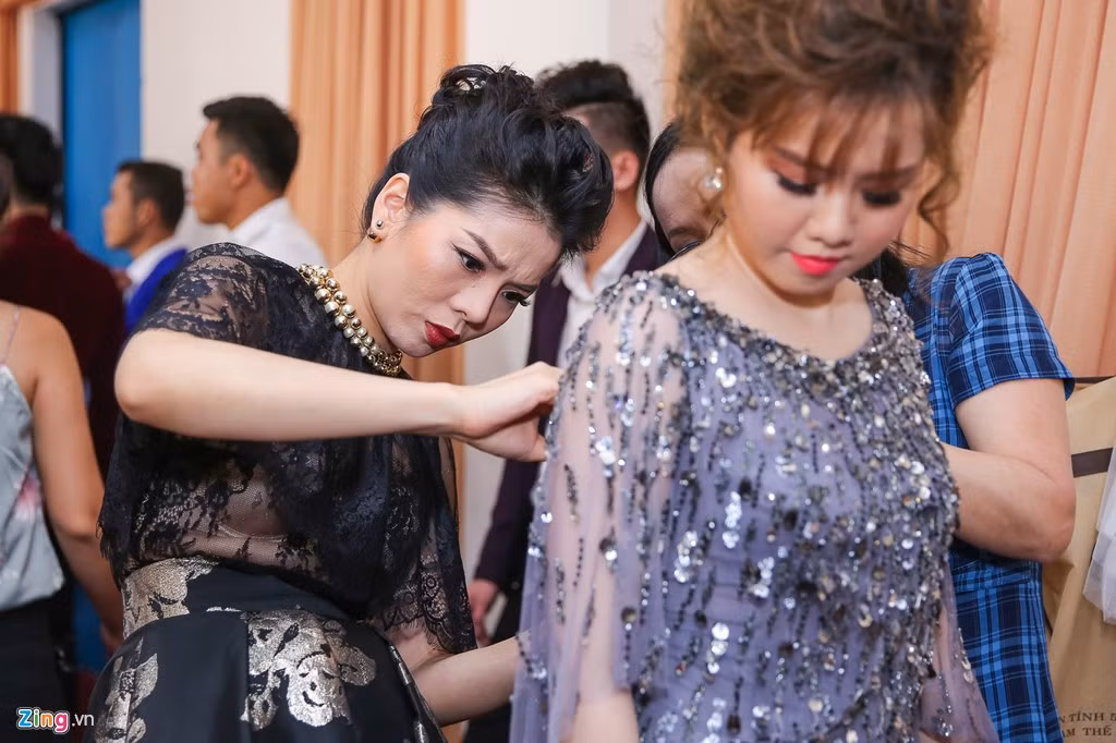 Lệ Quyên được biết đến là một trong những ca sĩ có đam mê đặc biệt với "hàng hiệu". Trên trang cá nhân, cô thường khéo khoe những món đồ có giá trị lớn như trang sức, đồng hồ, túi xách, giày dép... Trong ảnh, nữ ca sĩ chỉnh sửa trang phục cho học trò trước khi lên sân khấu.