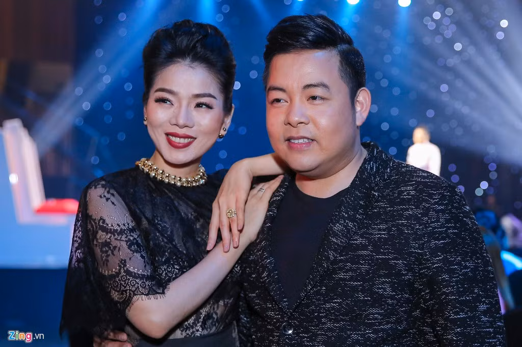Ngoài việc đầu tư trang phục, nữ ca sĩ Tình lỡ còn chú trọng vào phụ kiện. Lần này, Lệ Quyên gây chú ý khi đeo nhẫn kim cương trên tay trái. Tuy nhiên, cô từ chối tiết lộ giá trị của món trang sức được cho là khá đắt đỏ này.
