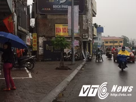 Những ngôi nhà bỗng dưng nhô ra chiếm hết vỉa hè như trong hình không khó bắt gặp trên nhiều tuyến phố tại Hà Nội.