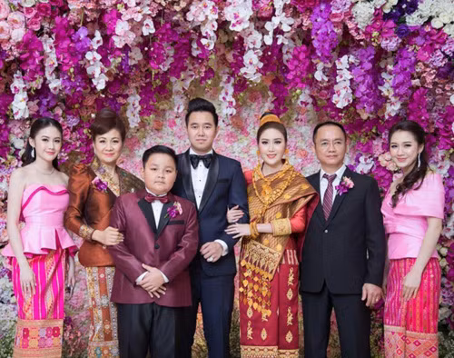 Thành tích học tập của Chichi cũng hết sức đáng nể khi hiện tại cô nàng đang làm việc tại Anh, sau khi tốt nghiệp loại xuất sắc Trường quốc tế Groly tại Lào. Bố mẹ Chichi được biết đến là những người thuộc hạng giàu có tại thủ đô Viengchan, là sự hậu thuẫn cần thiết cả về tinh thần lẫn tài chính để hot girl có thể theo đuổi sự nghiệp học tập đang “vào đà” của mình. Gia đình gốc Việt giàu có của Chichi tại Lào.