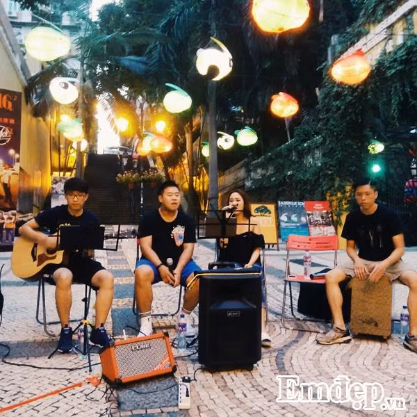 Nhà Đức Mẹ nhỏ xinh sơn tường vàng cổ kính cũng là một địa điểm pose ảnh “so deep” lý tưởng cho những tín đồ mê chụp hình.