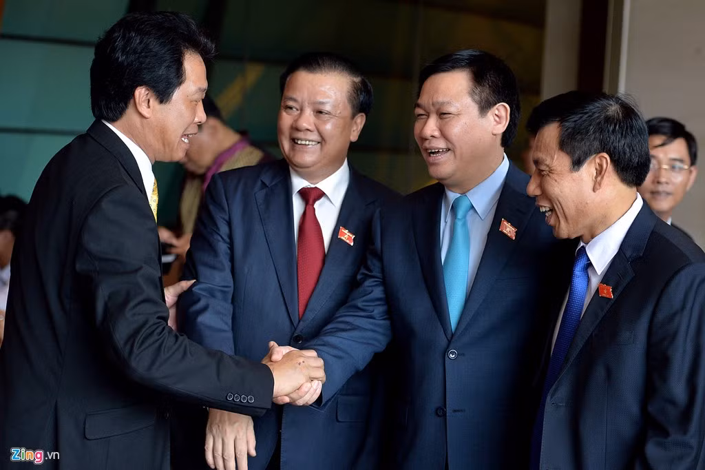 Phó thủ tướng Vương Đình Huệ, Bộ trưởng Tài chính Đinh Tiến Dũng thăm hỏi các đại biểu, khách mời.