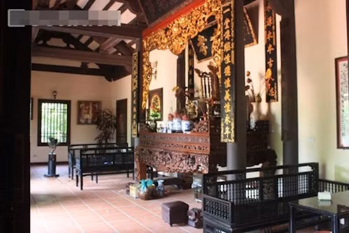 Ít khi thấy hình ảnh cuộc sống riêng của Xuân Hinh xuất hiện trên báo, nhưng công chúng biết ngoài cơ ngơi ở Hà Nội khá tiện nghi, “vua hài đất Bắc” sở hữu căn nhà cổ nhiều gian bằng gỗ lim có giá trị lớn tại quê Bắc Ninh.