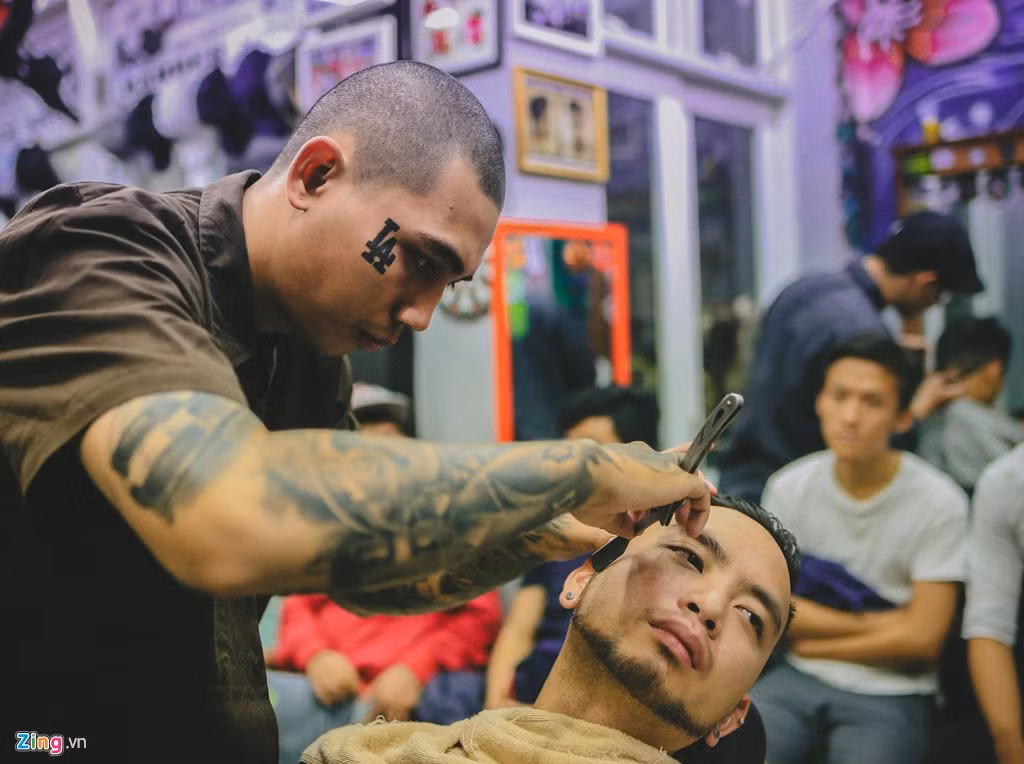 Tiệm có những khách hàng quen thuộc, và mỗi lần đến chẳng cần phải nói, các gã thợ nơi đây sẽ nhớ từng người rồi cắt đúng như yêu cầu.