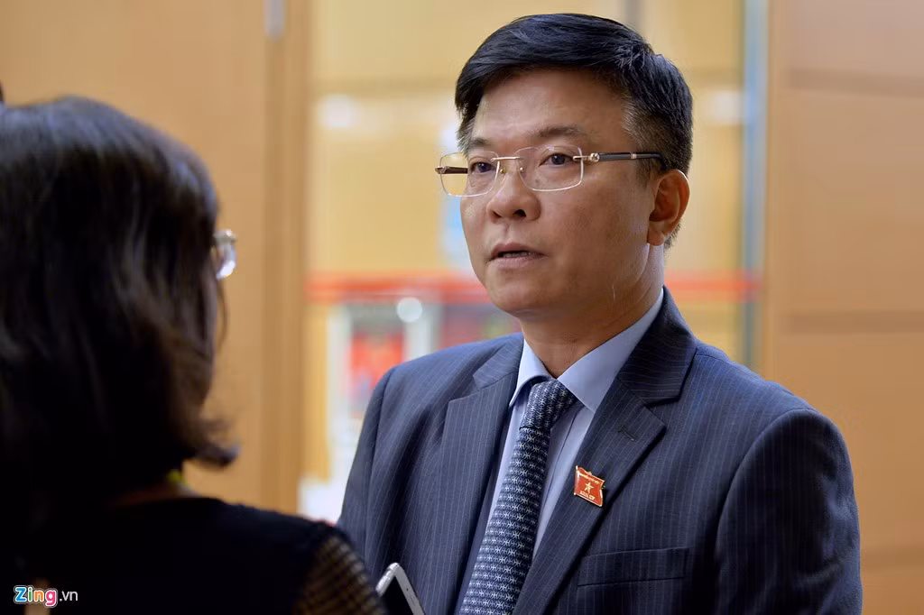 Bộ trưởng Bộ Tư pháp, Lê Thành Long trả lời phỏng vấn báo chí bên lề kỳ họp.