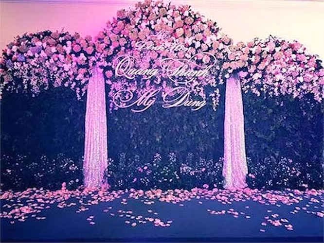 Mặc dù giữ bí mật hoàn toàn về lễ cưới, nhưng lễ đính hôn của Midu và chồng sắp cưới cũng khiến không ít người choáng ngợp về độ hoành tráng.
