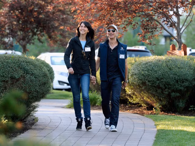 Jeff Bezos: Converse Jack Purcell cổ thấp (65 USD): Vốn là giày chơi cầu lông ra đời năm 1935, sau đó được Converse mua lại vào năm 1970, Jack Purcell là món đồ thời trang yêu thích của CEO Amazon mỗi khi ra ngoài.