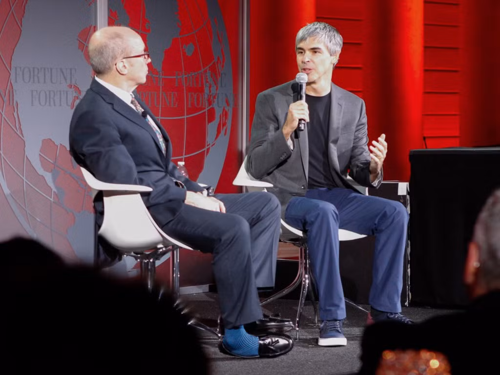 Larry Page: Lanvin Contrast Heel (300 USD): Các CEO tại Thung lũng Silicon tỏ ra khá ưa chuộng thương hiệu giày đến từ Pháp. Đôi Lanvin Contrast Heel mà giám đốc điều hành Alphabet từng mang có thiết kế đơn giản, phối màu trẻ trung và chất liệu cao cấp.