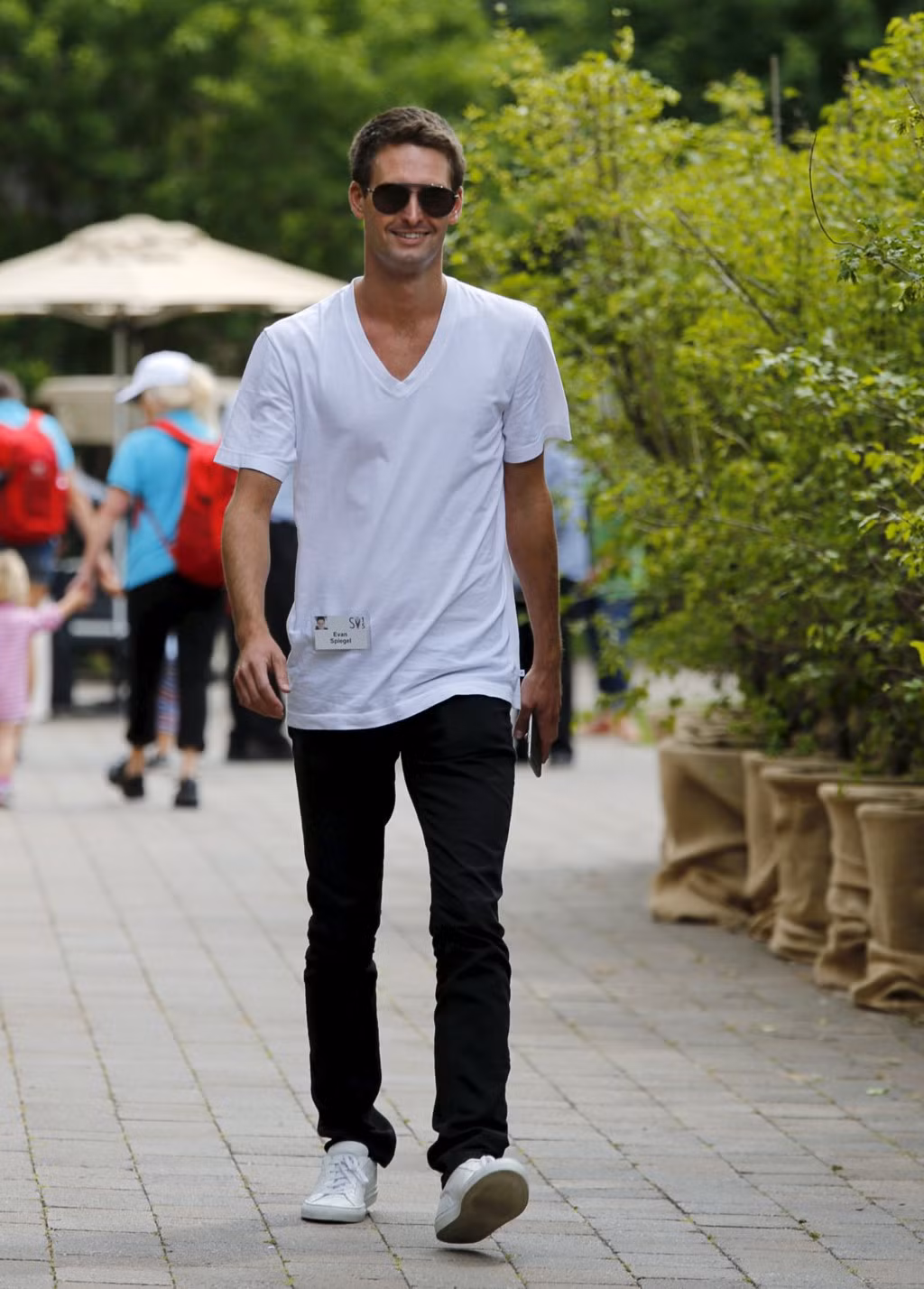 Evan Spiegel: Common Projects Achilles (415 USD): CEO Snapchat là một fan lâu năm của thương hiệu Common Projects. Spiegel ưa chuộng phiên bản màu trắng của Common Projects Achilles, có thiết kế đơn giản nhưng đắt đỏ do làm hoàn toàn bằng thủ công và nguyên liệu da thuộc từ Italy.