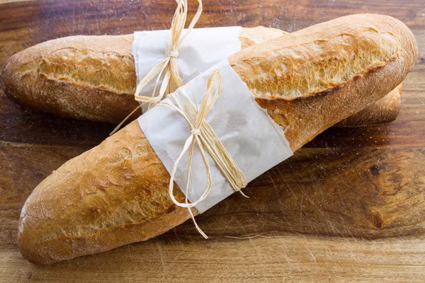 Pháp: Ở đây, bánh mì được đặt trực tiếp xuống bàn và phải để đúng mặt trên lên. Bánh mì úp mặt xuống thường bị coi là đen đủi, do đây là cách thợ làm bánh đánh dấu những chiếc dành riêng cho đao phủ. Đồng thời, bánh mì không được dùng như món khai vị, mà thường ăn kèm với các món khác. Bạn nên dùng tay bẻ bánh thành nhiều miếng nhỏ, hơn là cầm ăn cả chiếc. Ảnh: Wild Yeast Blog.