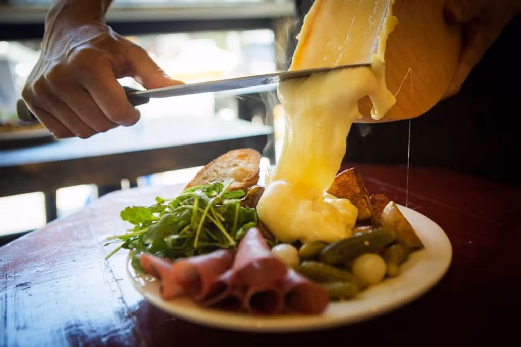 Đừng xin thêm phô mai ở Italy: Nhiều người có thói quen gọi thêm phô mai khi ăn pizza hoặc mì Ý. Tuy nhiên, các món được làm với phô mai Parmesan ở nước khác lại sử dụng phô mai Pecorino ở Italy. Bên cạnh đó, việc gọi thêm phô mai khiến bạn như đang cố tìm cách che lấp hương vị của món ăn. Ảnh: Tinystep.