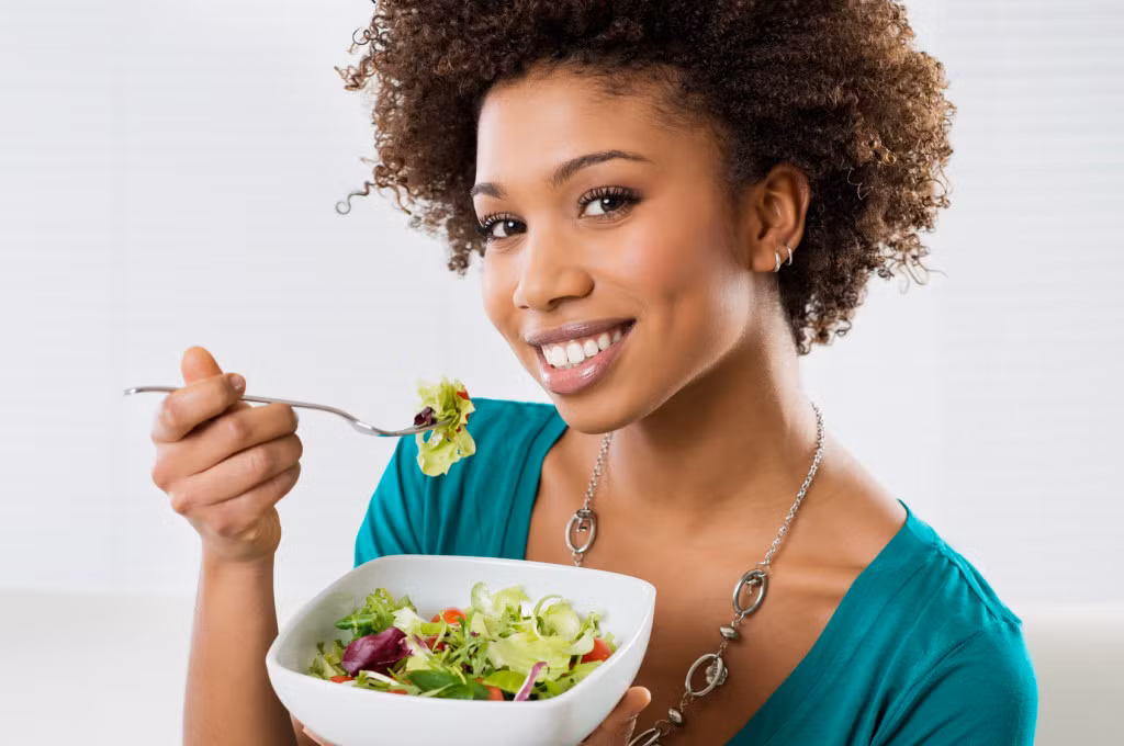 Đức và Pháp: Dù miếng rau diếp trong salad của bạn có dài đến mức nào thì cũng đừng cắt nhỏ ra mà hãy cuộn lại. Việc cắt nhỏ rau trong salad bị coi là bình luận tiêu cực cho người chuẩn bị món này. Ảnh: Buzzfeed.