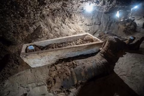 Họ cũng tìm thấy một số đồ tang lễ thời La Mã làm bằng đất sét, cùng một bộ sưu tập đồng tiền cổ, đèn và những đồ gia dụng khác.