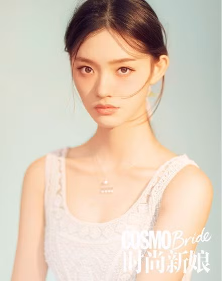 Dù hiện tại rất nổi tiếng song nữ diễn viên Lâm Duẫn vẫn hứng chịu nhiều chỉ trích của cư dân mạng cho rằng cô nàng diễn xuất quá tẻ nhạt, gương mặt cứng đơ thiếu cảm xúc, giả nai, ra vẻ trong sáng… nhưng lúc nào cũng được Châu Tinh Trì ưu ái.