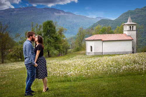 “Nhỏ là đẹp” – tuyên ngôn này quả thật sinh ra để dành cho Slovenia, quốc gia nằm ở miền nam châu Âu với diện tích khá nhỏ và dân số chỉ bằng… thành phố Hà Nội. Hãy tới đây để chiêm ngưỡng những ngọn núi cao hùng vĩ, phóng mắt ngắm nhìn khoảng không gian xanh đến choáng ngợp, những lâu đài cổ kính hùng tráng, các pháo đài ẩn núp trong rừng thẳm, những hang động nổi tiếng, cùng những dòng thác đổ, những hồ nước, những con sông màu xanh ngọc sâu trong thăm thẳm.