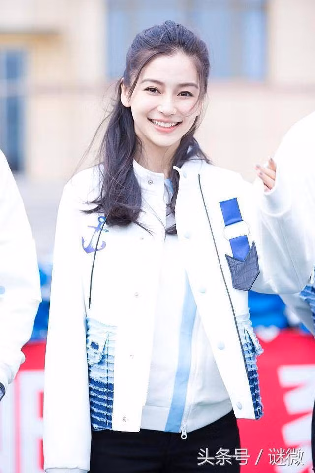 Mặc dù AngelaBaby phủ nhận chuyện thẩm mỹ vài đường nét trên khuôn mặt nhưng cô thoải mái chia sẻ chuyện niềng răng khiến bản thân trở nên xinh đẹp hơn.
