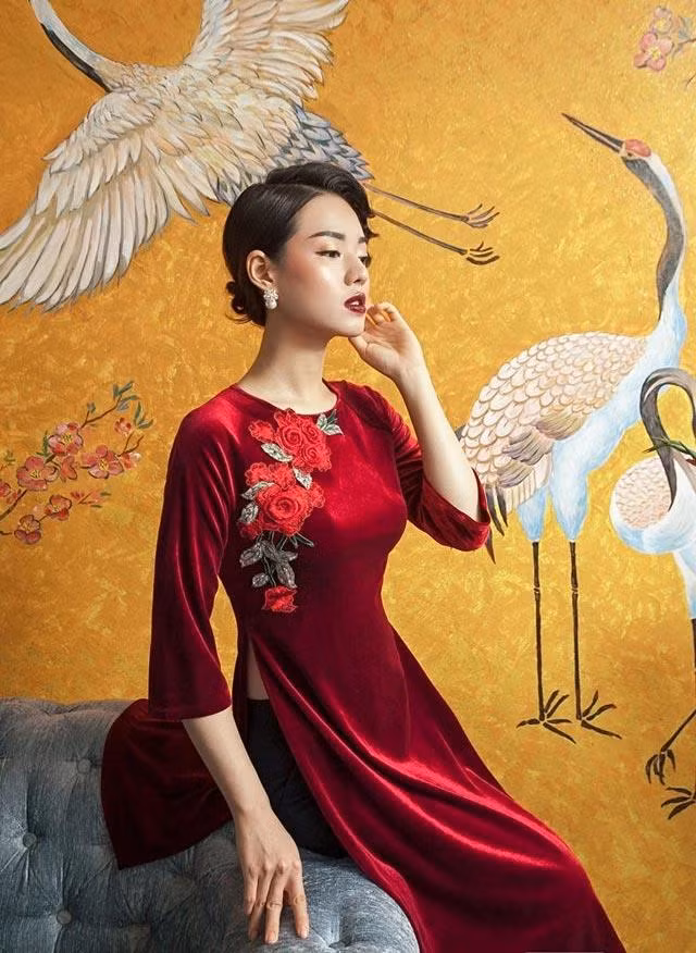 Áo dài có chất liệu nhung Xu hướng mặc những chiếc áo dài nhung đang trở lại và thổi vào hồn những nhà thiết kế những kiểu áo dài nhung đúng chất Việt, mang đậm thuần phong mỹ tục dân tộc. Áo dài nhung mang nét vừa cổ điển đầy thanh lịch. Khi được xử lý phom dáng hiện đại, áo dài nhung cũng trở nên phù hợp với nhiều dịp không chỉ riêng mùa lễ tết, mà còn có thể dùng khi đi làm hay đi chơi, dạo phố với bè bạn. Ngày nay, áo dài nhung được thiết kế với mẫu mã thành những chiếc áo dài cách tân mang lại vẻ trẻ trung và hiện dại.