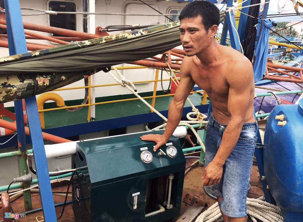 Trong khi chờ cơ quan chức năng can thiệp, nhiều ngư dân Bình Định có tàu vỏ thép nằm bờ lâm cảnh điêu đứng đối mặt với áp lực trả nợ vay ngân hàng mỗi quý lên đến hàng trăm triệu đồng.