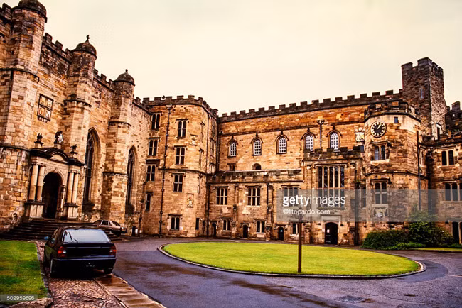 Durham là một trong số rất ít những trường luôn luôn nằm trong danh sách dẫn đầu ở 3 bảng xếp hạng uy tín nhất nước Anh là The Complete University Guide, Times Good University Guide và Sunday Times University Guide.