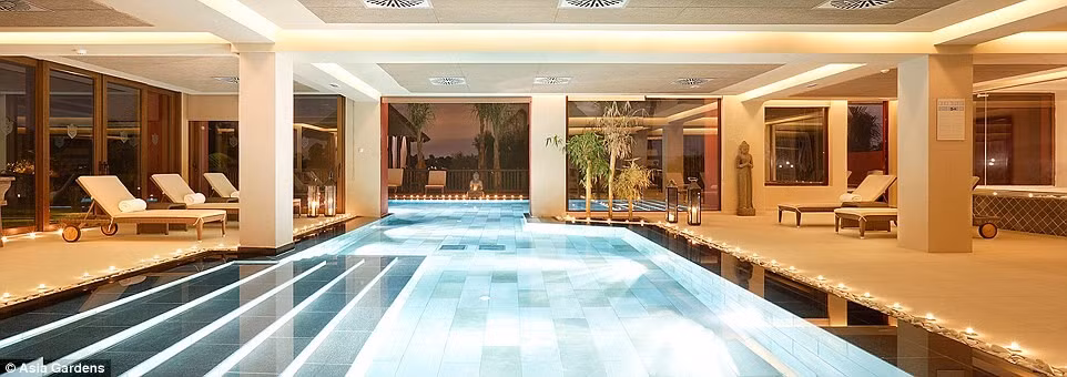 Khách sạn Asia Gardens có nhiều hồ bơi và hai sân golf để các học trò HLV Roy Hodgson có thể giải trí, thư giãn bất kỳ thời điểm nào.