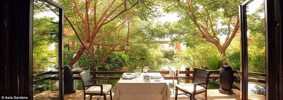 Đúng như tên gọi Asian Gardens, quang cảnh và cách bài trí tại khách sạn mang đậm dấu ấn Á Đông. 