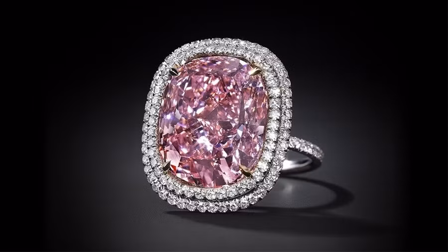 Trong một cuộc đấu giá khác của thương hiệu Christie’s, viên kim cương màu hồng có tên “The Sweet Josephine” cũng được một người Trung Quốc đang sống tại Hồng Kông mua với giá 28,55 triệu đô la Mỹ - một mức giá chưa từng có dành cho kim cương hồng tại các cuộc đấu giá.